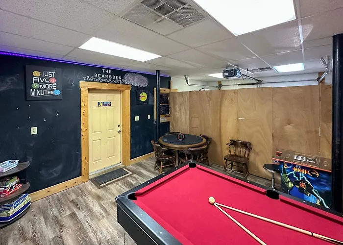 Creekside Sevierville Cabin Game Room And Hot Tub!