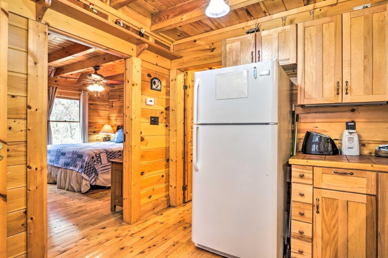 Creekside Game And Hot Tub! Holiday home Sevierville