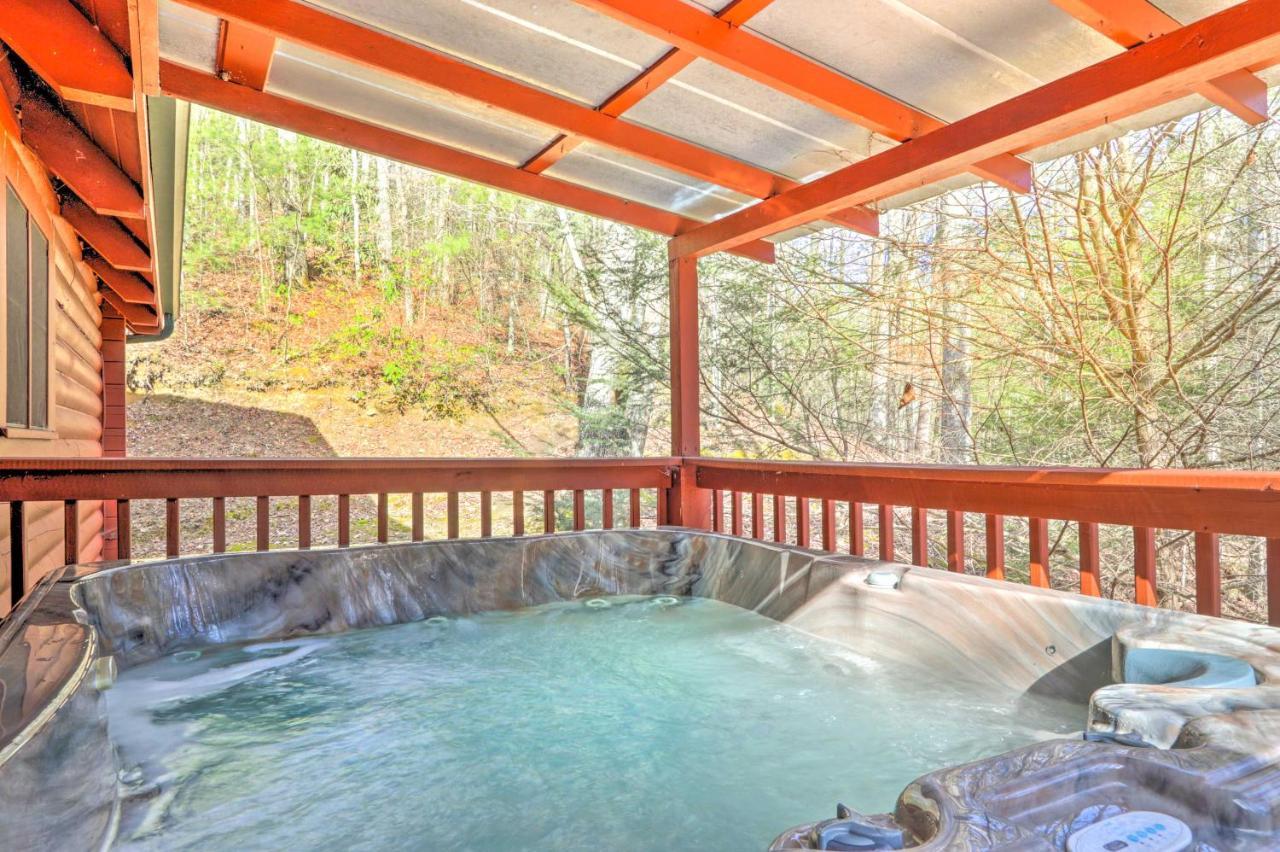 Creekside Game And Hot Tub! Sevierville